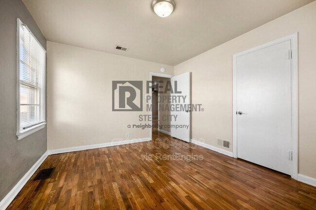 Building Photo - 909 W Evans Ave