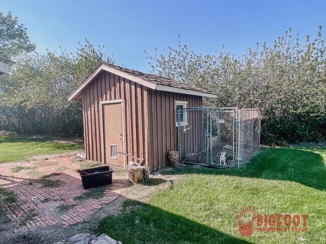 Building Photo - 4015 Green Meadow Dr
