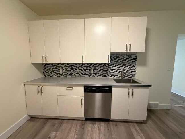 Building Photo - Updated 1-BR Apartment Now Available in Munhall/Homestead!