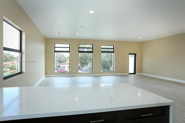 Building Photo - 120 SW 35th Ave