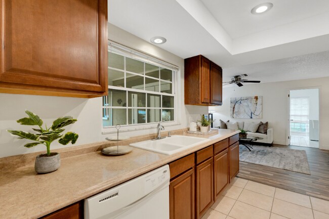 Building Photo - 1100 Pinellas Point Dr S