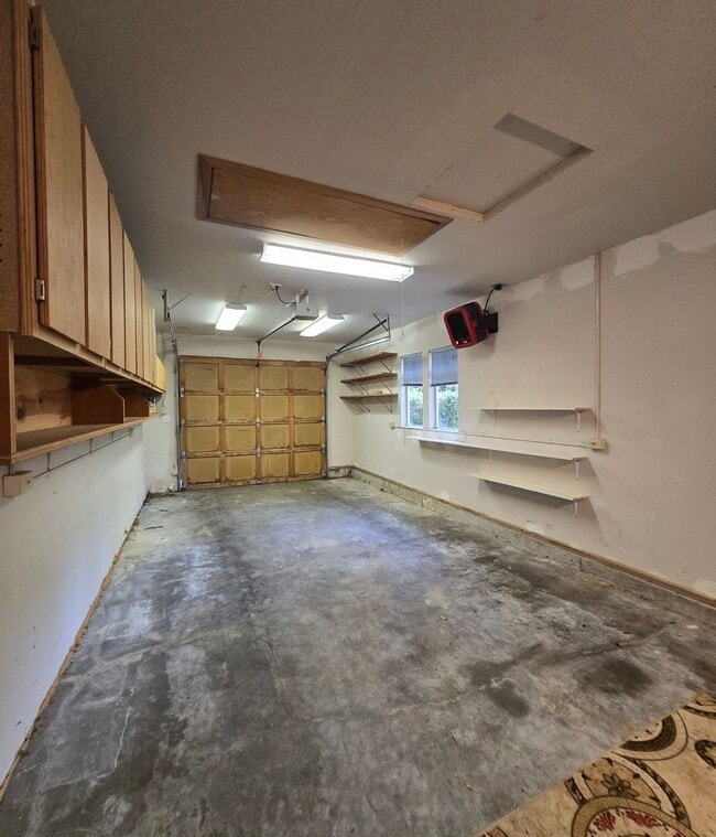 Building Photo - ***PENDING APPLICATIONS***2 Bedroom 1.75 B...