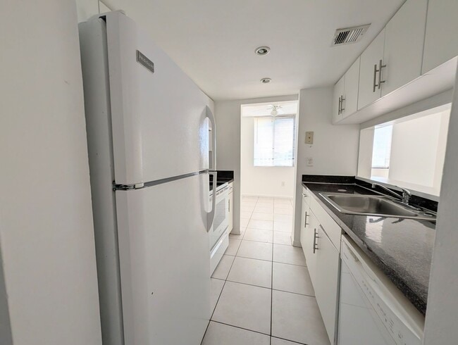 Building Photo - Spacious 2BR/2BA Residence – Great Kendall Location