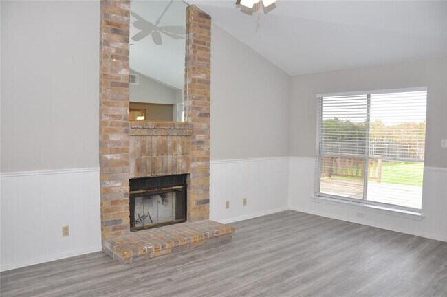 Building Photo - 800 Daffodil Dr