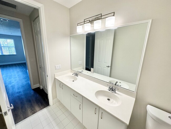 Building Photo - ** MARIPOSA ** 3 + DEN / 2.5 BATH - 2 CAR ...