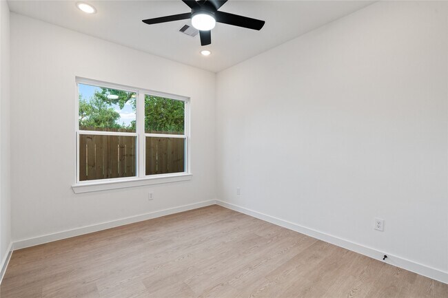 Building Photo - 1031 North Ln