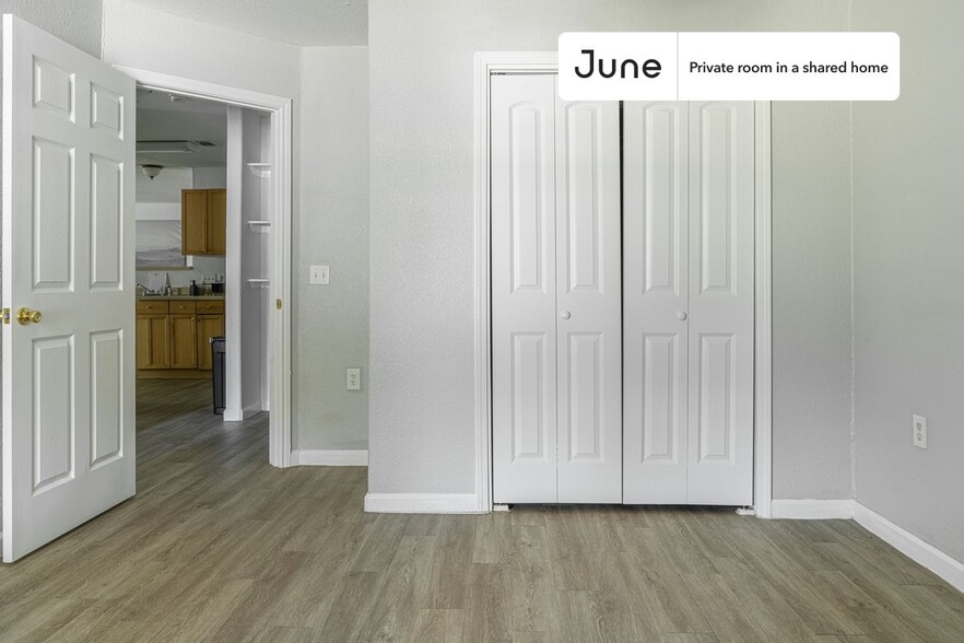 Building Photo - Private bedroom in 3 bed/2 bath Home
