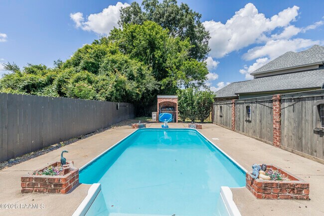 Building Photo - 300 Oak Hollow Dr
