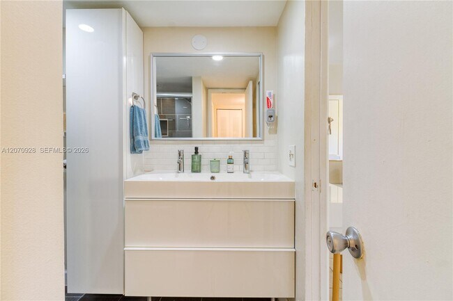 Building Photo - 3095 N Oakland Forest Dr