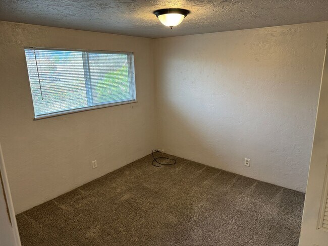 Building Photo - Updated 2 bedroom 1.5 bathroom duplex in Springfield!