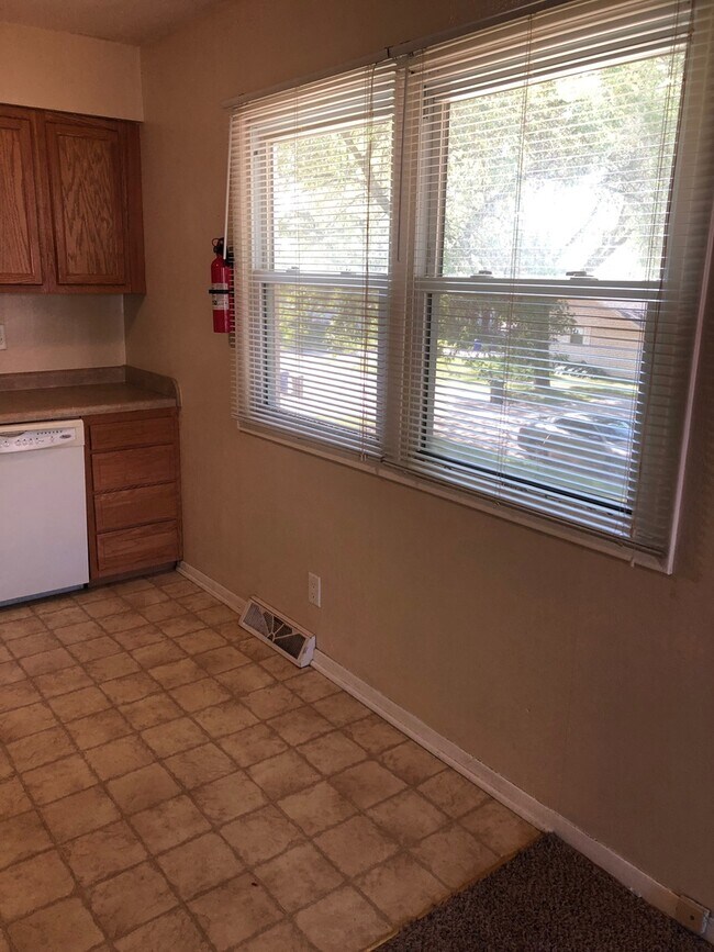 Building Photo - 1528-1530 Seminole Ave NW Cedar Rapids, IA...