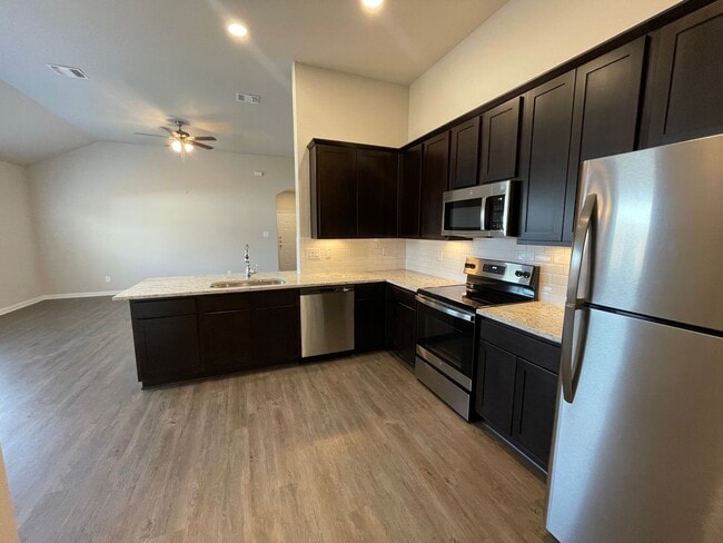 Building Photo - Luxury 3x2 Duplex in Seguin, TX!