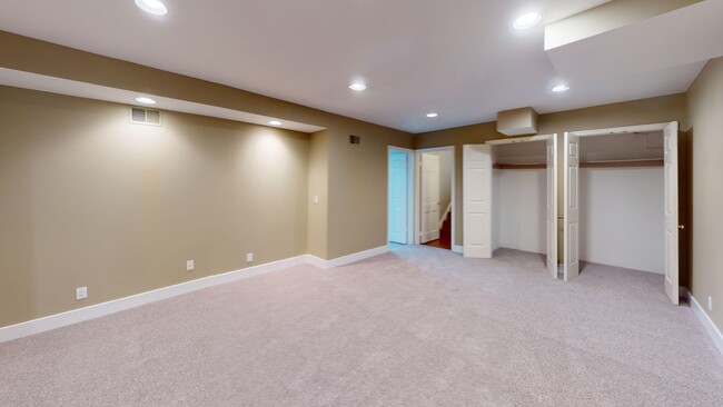 Building Photo - Bethesda/Friendship Heights Four Bedroom I...