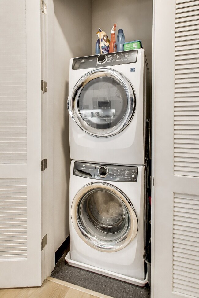 Building Photo - Luxury Living Awaits!