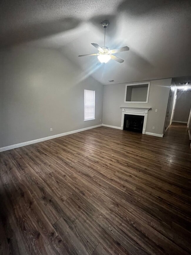 Building Photo - Three Bedroom Two Bath Home