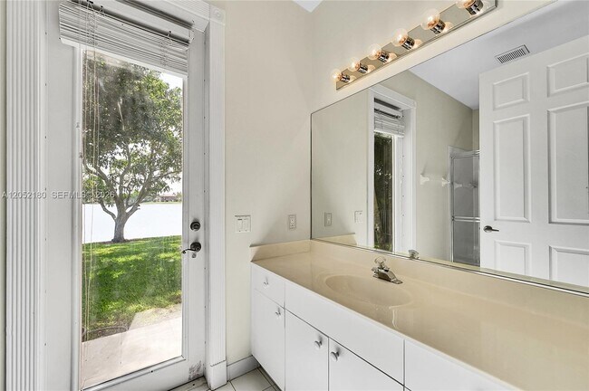 Building Photo - 512 NW 120th Dr