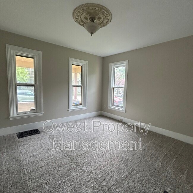 Building Photo - 221 Hollister Ave SE