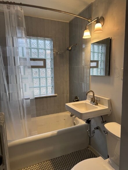 Building Photo - 4143 17th Ave S