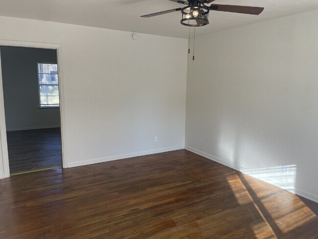 Building Photo - Two bedroom 1 bath next to campus!