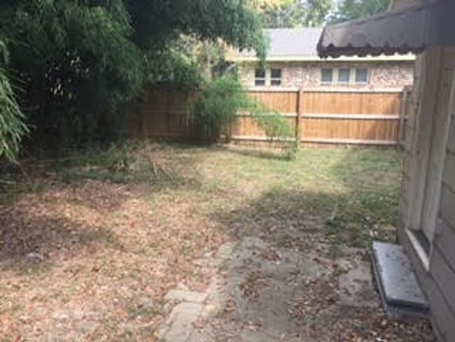 Building Photo - Comfortable living in this 3-bedroom, 1-bath home