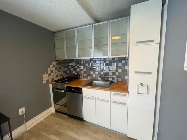 Building Photo - Logan Circle Spacious Efficiency w/Full Bath, All Utilities Included, Pool and 24 Hour Concierge
