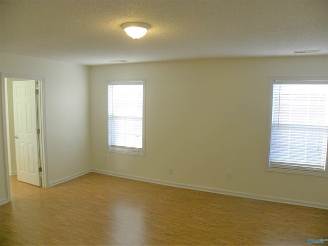 Building Photo - 409 Jasmine Dr