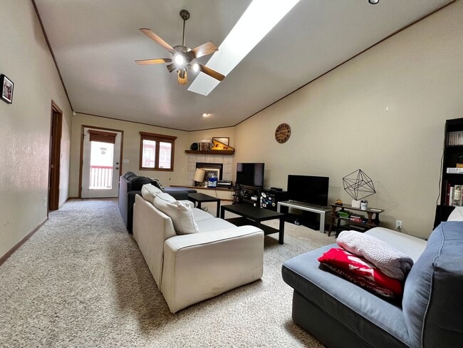 Building Photo - 4 Bed 3 Bath Townhouse in West Fort Collins!