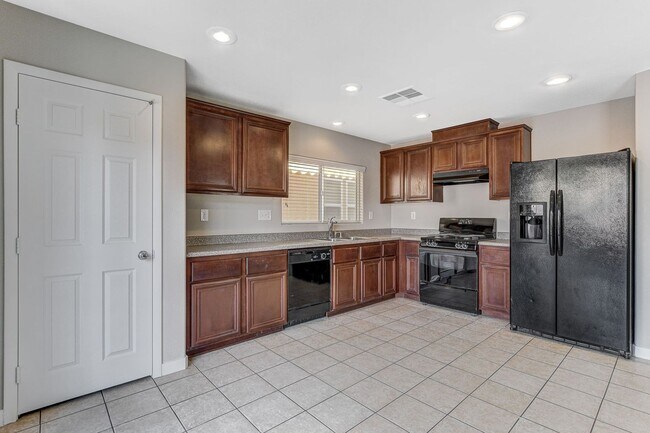 Building Photo - Spacious 3 bedroom home with large yard in...