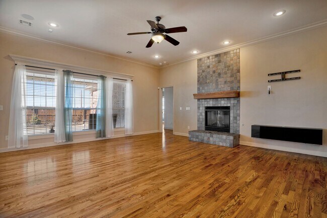 Building Photo - Executive Bentonville Home convenient to WM Home Office and more!