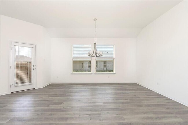 Building Photo - 220 Tanda Ln
