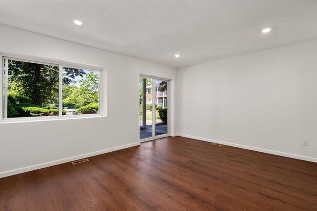 Building Photo - 47 Bayberry Dr