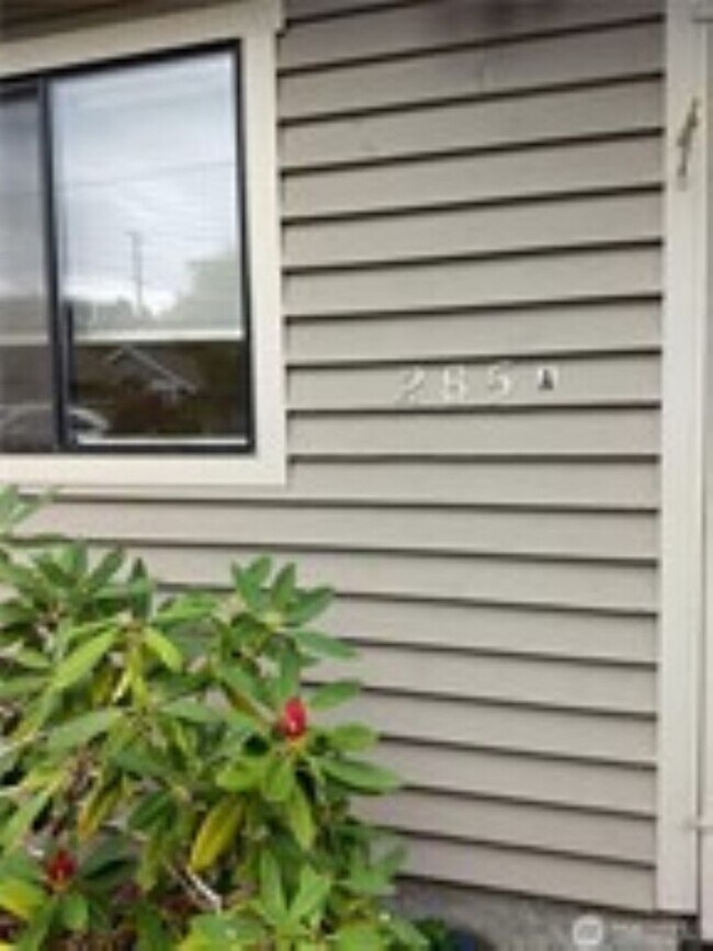 Building Photo - 285 SE Croston Ln