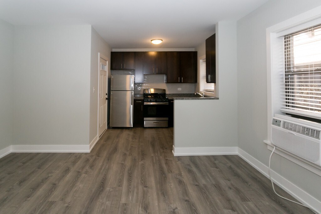 Building Photo - 735 W Brompton Ave