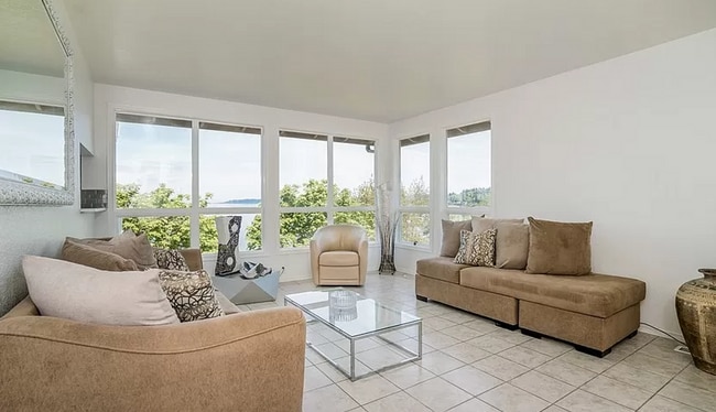 Building Photo - 3695 Sqft. Home with 180 degree Sound views!