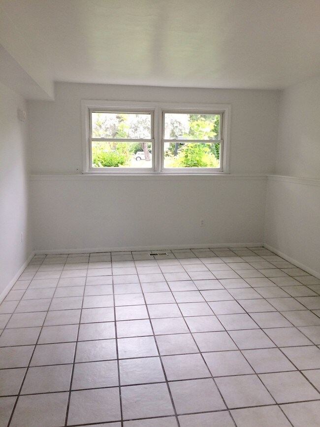 Living room - 1104 N Hagadorn Rd