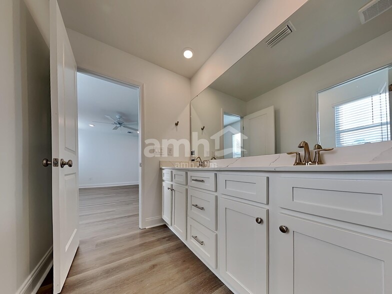 Building Photo - 622 Old Trolley Rd