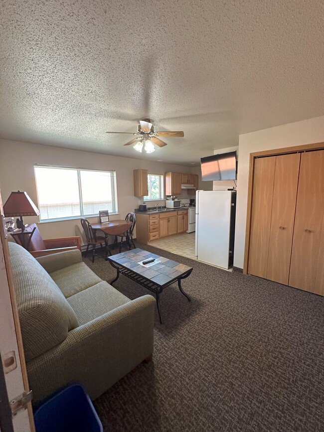 Primary Photo - 809 E Cedar St