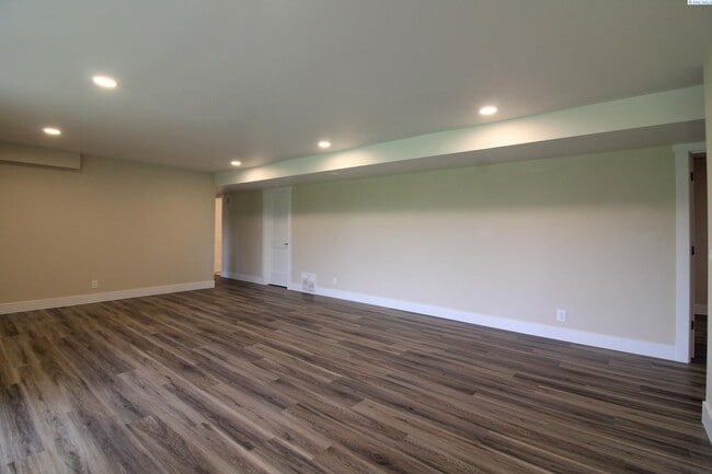 Building Photo - 5 Bed/3 Bath House in Kennewick Canyon Lakes