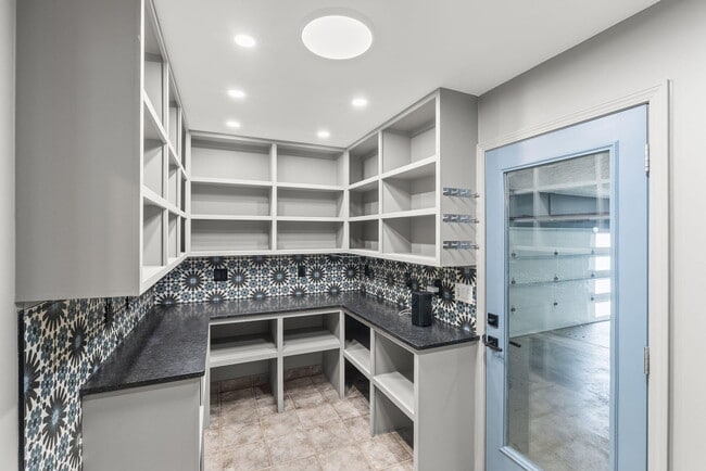 Building Photo - 1233 Sherborne Pl