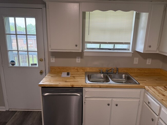 Building Photo - 2 Bedroom/ 1 Bathroom Duplex in Hermitage