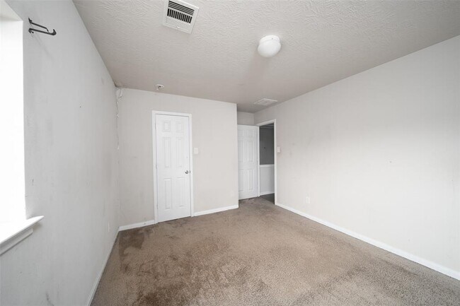 Building Photo - 19543 Otter Trail Ct
