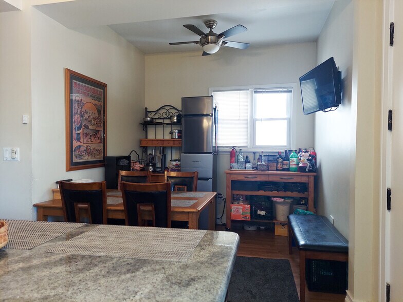 Building Photo - 1832 W Addison St