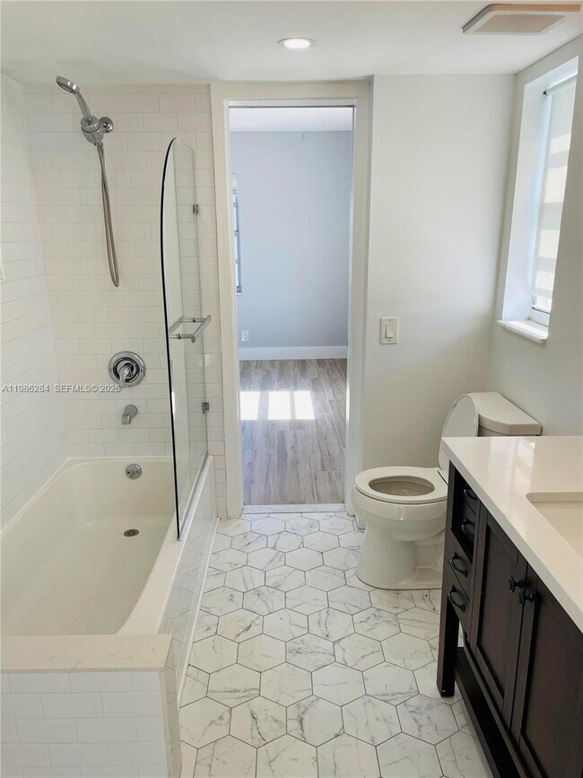 Building Photo - 900 NE 18th Ave