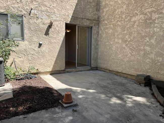 Building Photo - Spacious 2 bedroom, 1.5 bath townhouse for rent near UCR