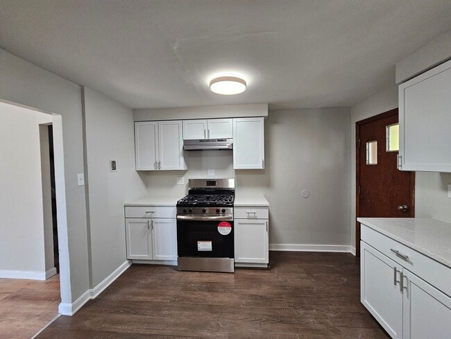 Building Photo - Newly updated 3 bedroom, 1 bath apartment ...
