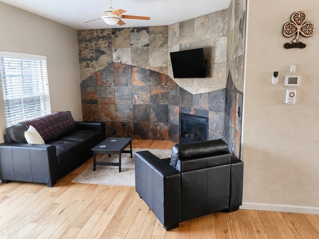 Building Photo - Updated Townhome Close to Garden of the Gods!