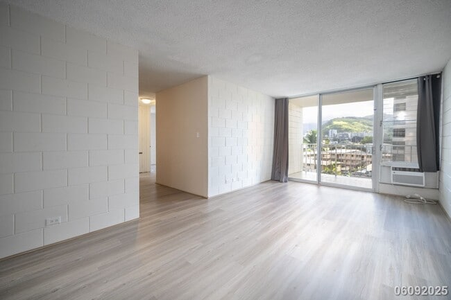 Building Photo - $2600.00 | 2BD/1BA Condo ALL UTILITIES INC...