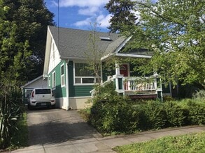 Building Photo - SPECTACULAR SELLWOOD