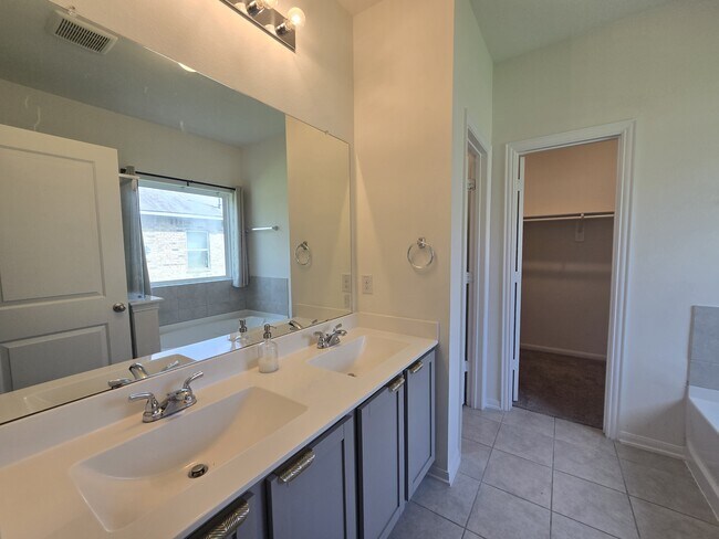 Building Photo - 7318 Parkview Dr