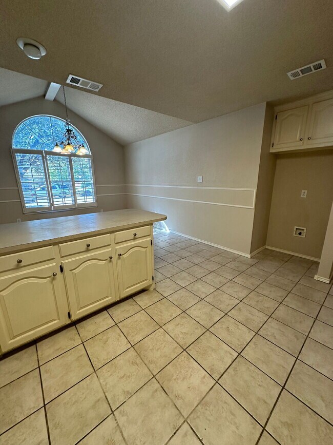 Building Photo - Spacious 3/2/2 - Freshly Updated